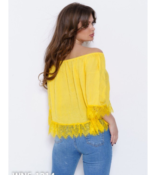 Короткая желтая оригинальная блуза с кружевом