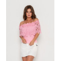 Розовая приталенная блуза с кружевным отворотом