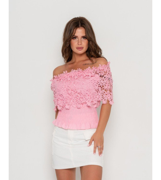 Розовая приталенная блуза с кружевным отворотом
