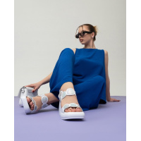 Белые босоножки с голографическими вставками