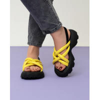 Желтые кожаные босоножки с объемными ремешками