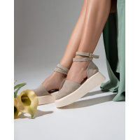 Бежевые замшевые босоножки на платформе