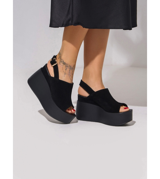 Черные босоножки на высокой танкетке