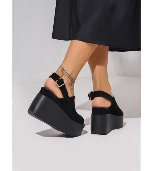 Черные босоножки на высокой танкетке