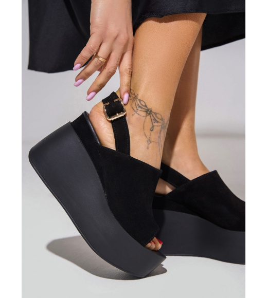 Черные босоножки на высокой танкетке