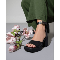 Черные босоножки на широких каблуках