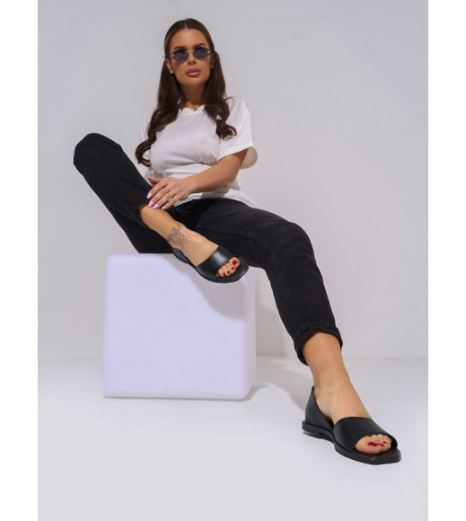 Черные низкие босоножки из натуральной кожи