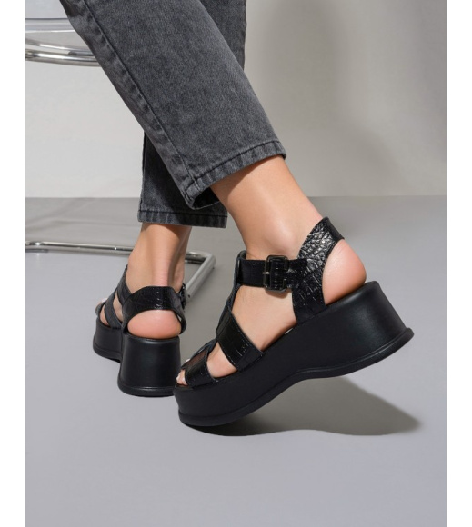 Черные босоножки из кожи с тиснением