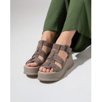 Бежевые замшевые босоножки на высокой подошве