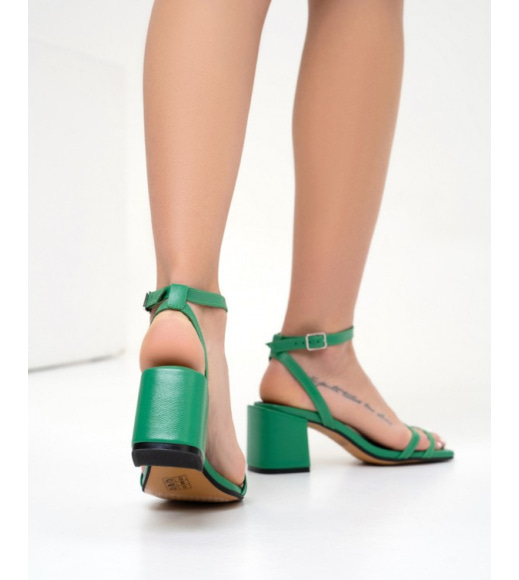Зеленые босоножки с прямоугольными носками