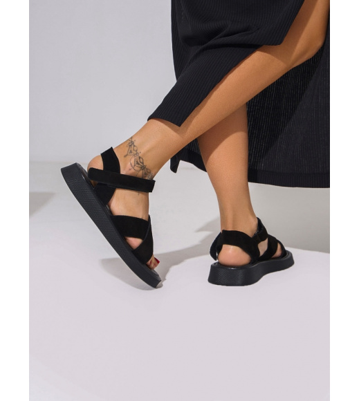 Замшевые черные босоножки на липучке