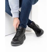 Черные кожаные спортивные ботинки на байке