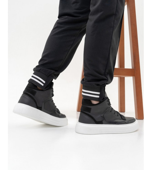 Черные кожаные ботинки с белой подошвой