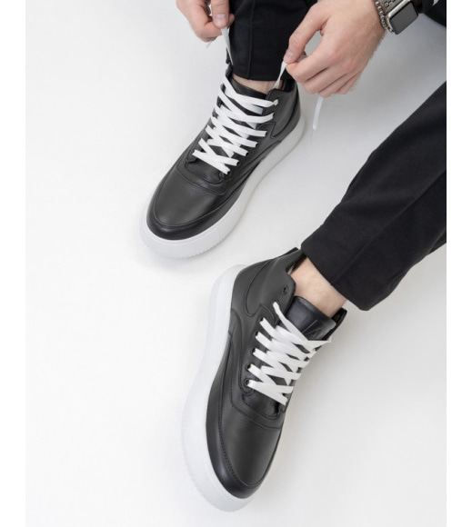 Черно-белые демисезонные ботинки в спортивном стиле