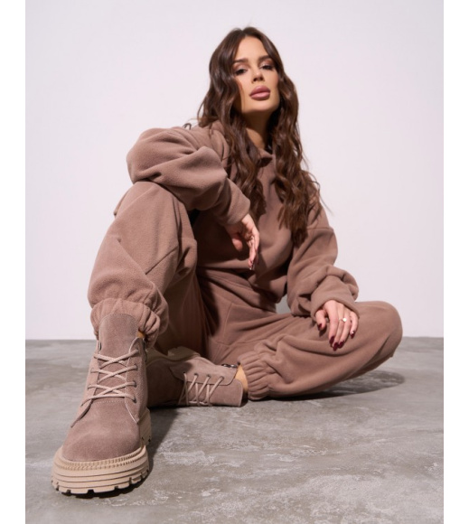 Бежевые ботинки на шнуровке из замши на меху