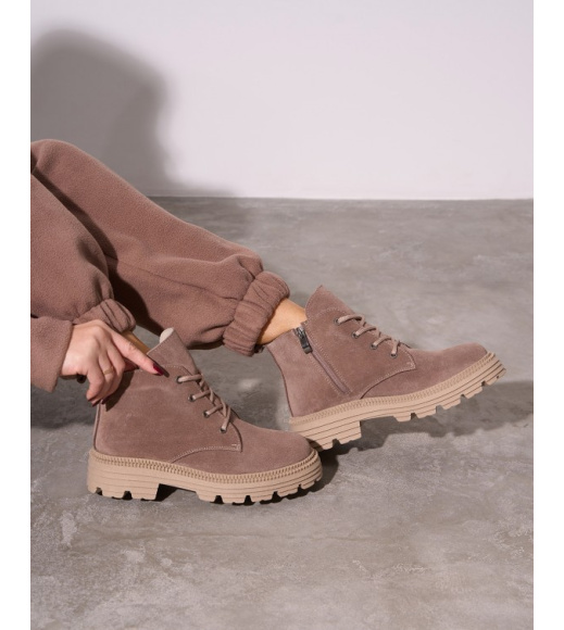 Бежевые ботинки на шнуровке из замши на меху