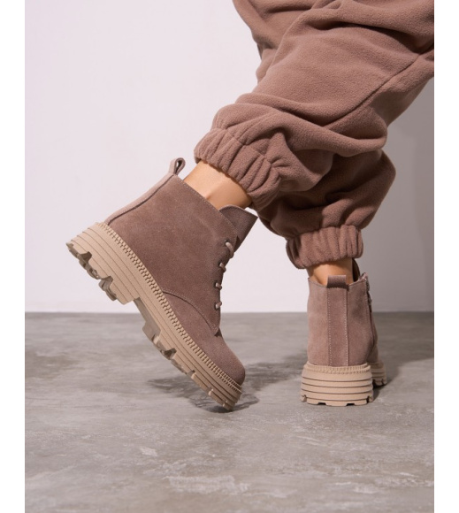 Бежевые ботинки на шнуровке из замши на меху