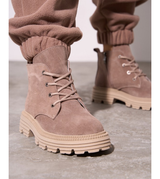 Бежевые ботинки на шнуровке из замши на меху
