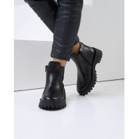 Черные кожаные ботинки на байке