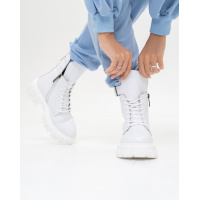 Белые высокие ботинки с пряжками