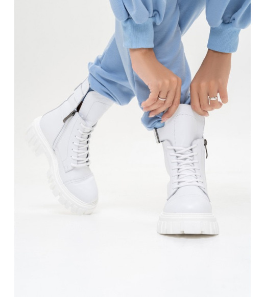 Белые высокие ботинки с пряжками
