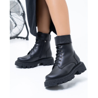 Высокие теплые ботинки с ремешками