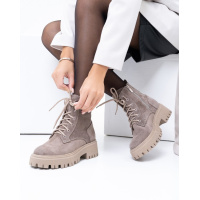 Бежевые замшевые ботинки на грубой подошве