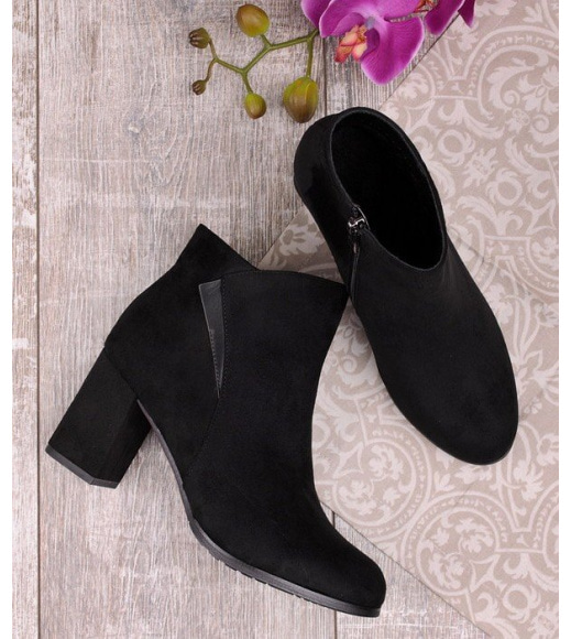 Черные замшевые ботинки на каблуке с декоративными вставками