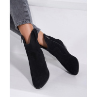 Черные замшевые казаки на каблуках