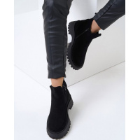 Замшевые черные ботинки на высокой подошве