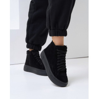 Черные замшевые ботинки на высокой подошве