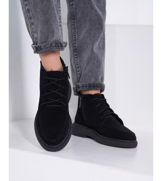 Демисезонные классические ботинки из черной замши