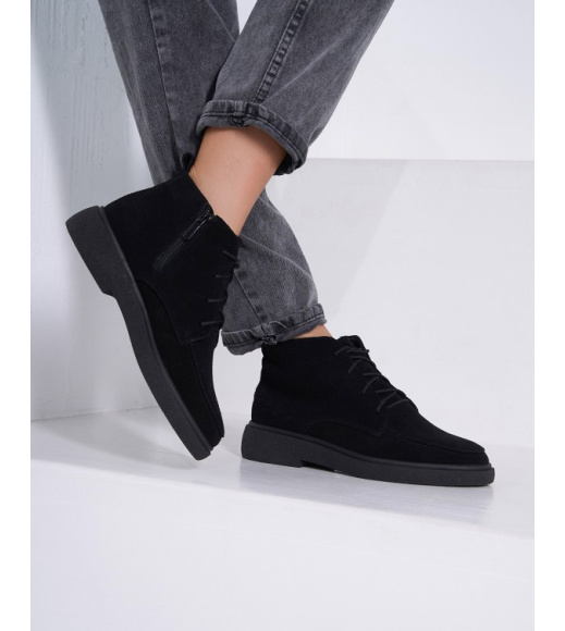Демисезонные классические ботинки из черной замши