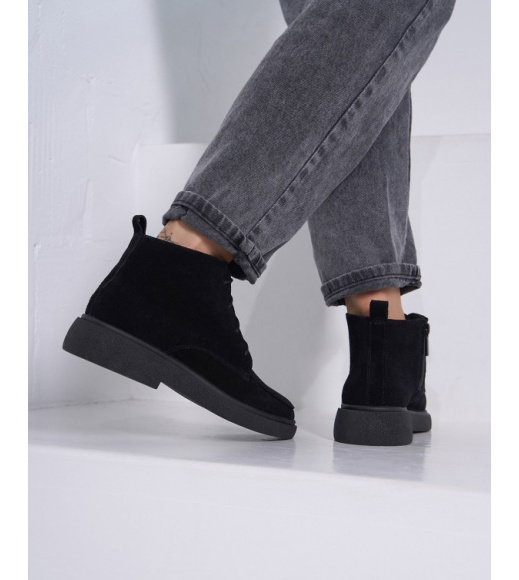 Демисезонные классические ботинки из черной замши