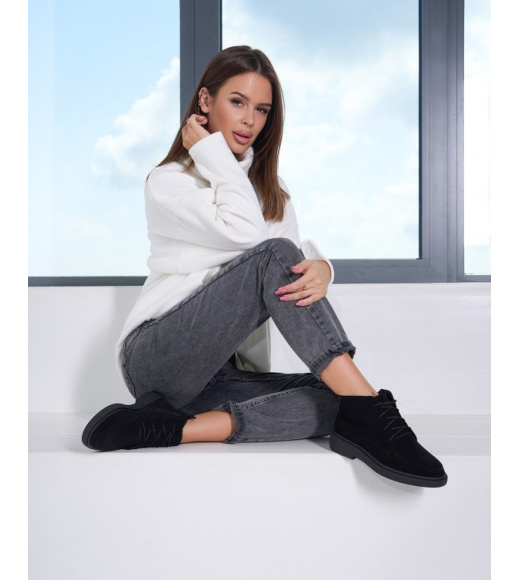 Демисезонные классические ботинки из черной замши