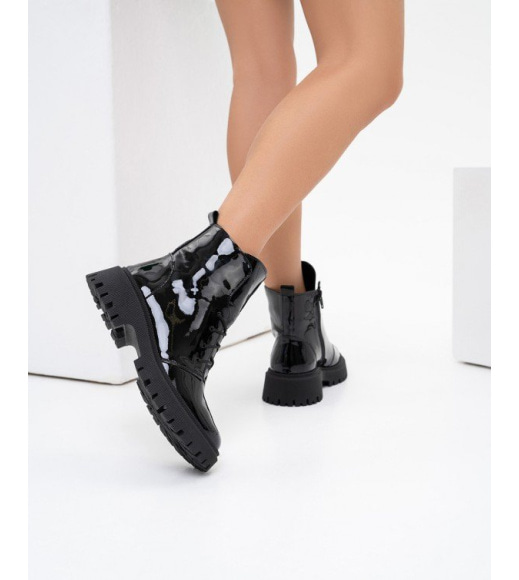 Чорні лакові черевики зі шнурівкою