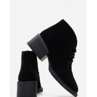 Замшевые ботинки черного цвета на каблуках