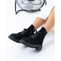 Демисезонные ботинки из черной замши на байке