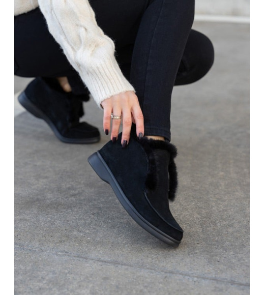 Черные утепленные мехом ботинки из замши