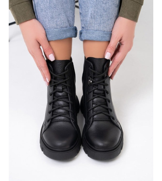 Черные теплые ботинки с эластичными вставками