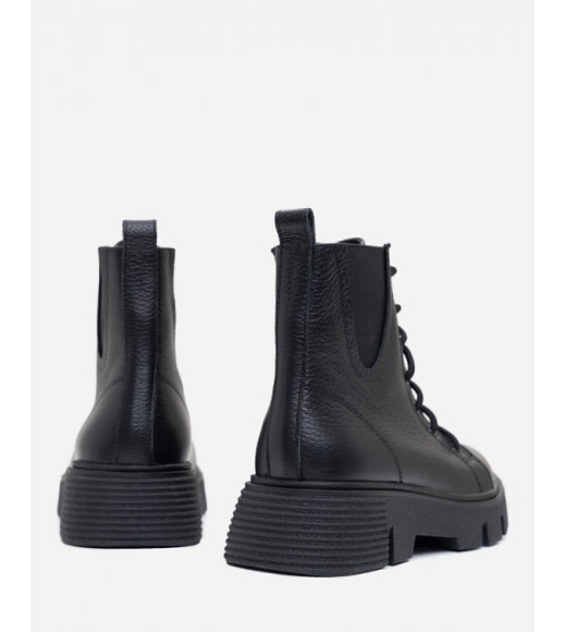 Черные теплые ботинки с эластичными вставками