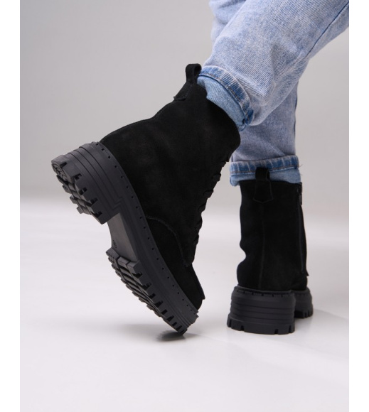 Зимние ботинки на шнуровке из черной замши