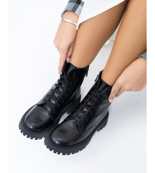 Черные теплые ботинки на шнуровке