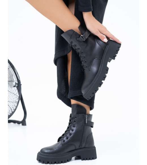 Чорні зимові черевики з ремінцями