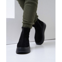 Черные замшевые ботинки на высокой подошве