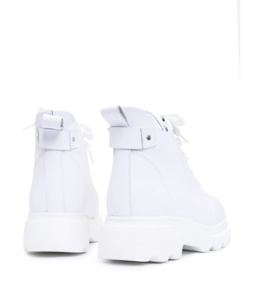 Белые зимние ботинки на шнуровке