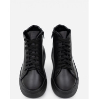 Черные кожаные ботинки на байке