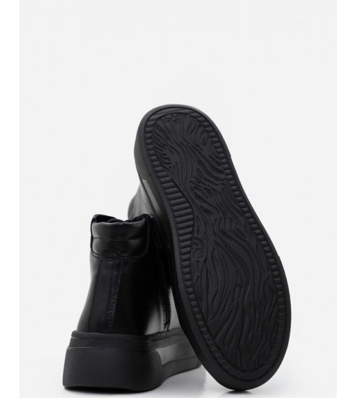 Чорні шкіряні черевики на байку