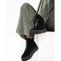 Замшевые черные ботинки на высокой подошве