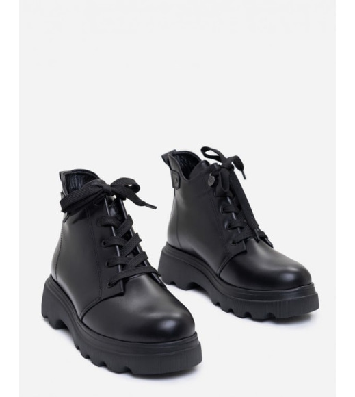 Черные зимние ботинки на шнуровке